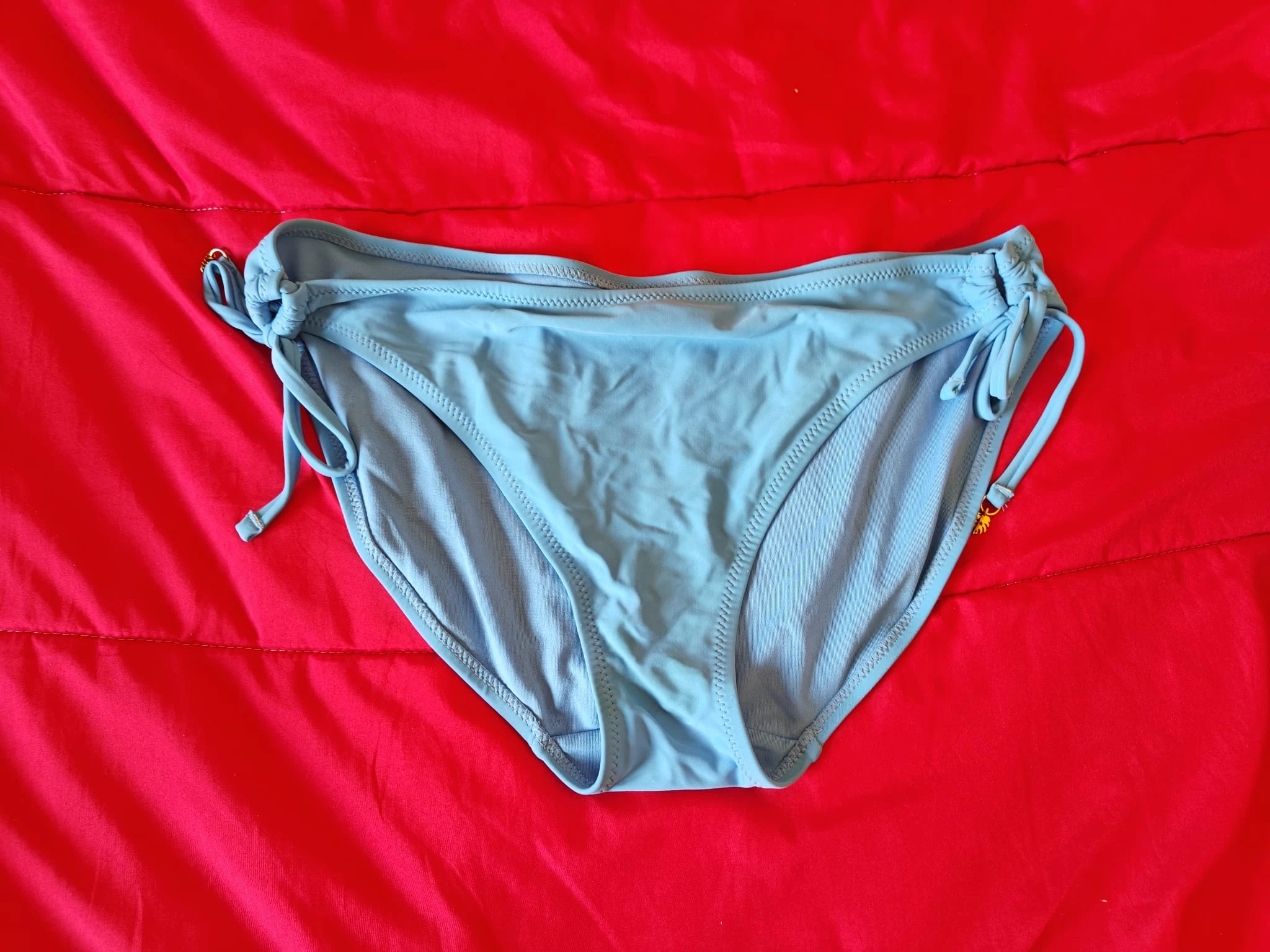 Cueca tipo bikini em tom azul vibrante